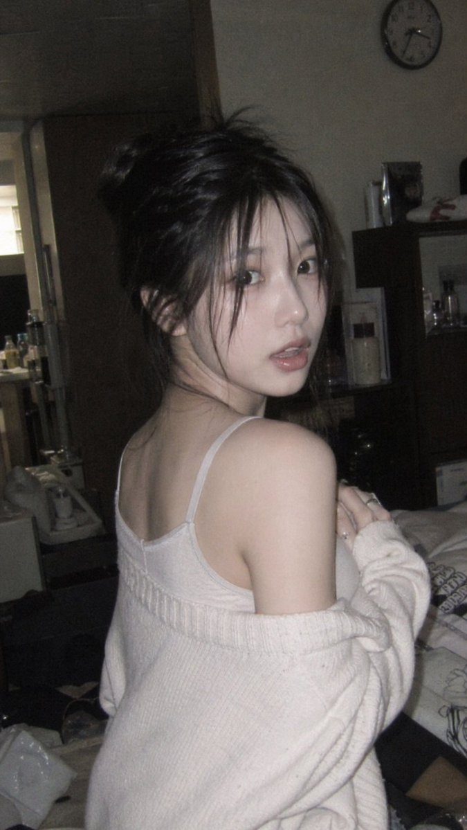 昏暗室内纯真少女的意外回眸 - AI生成效果图
