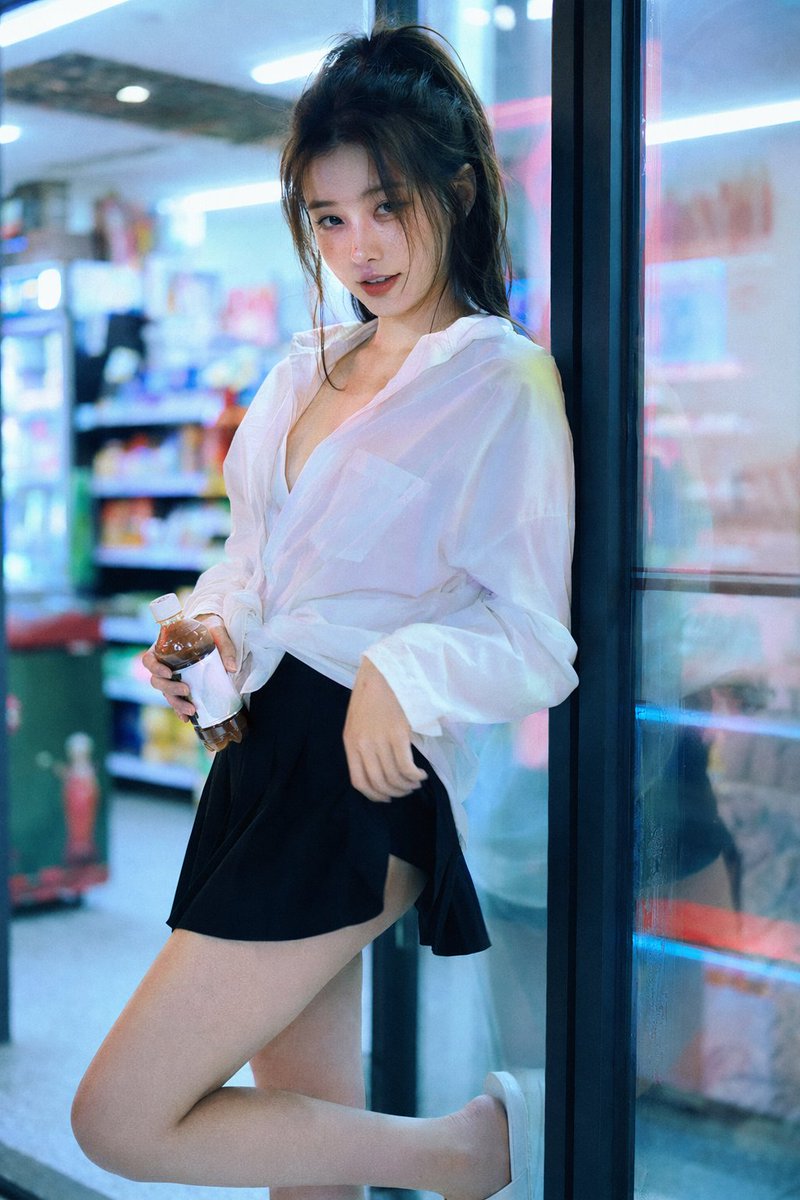 深夜便利店里的性感霓虹少女 - AI生成效果图