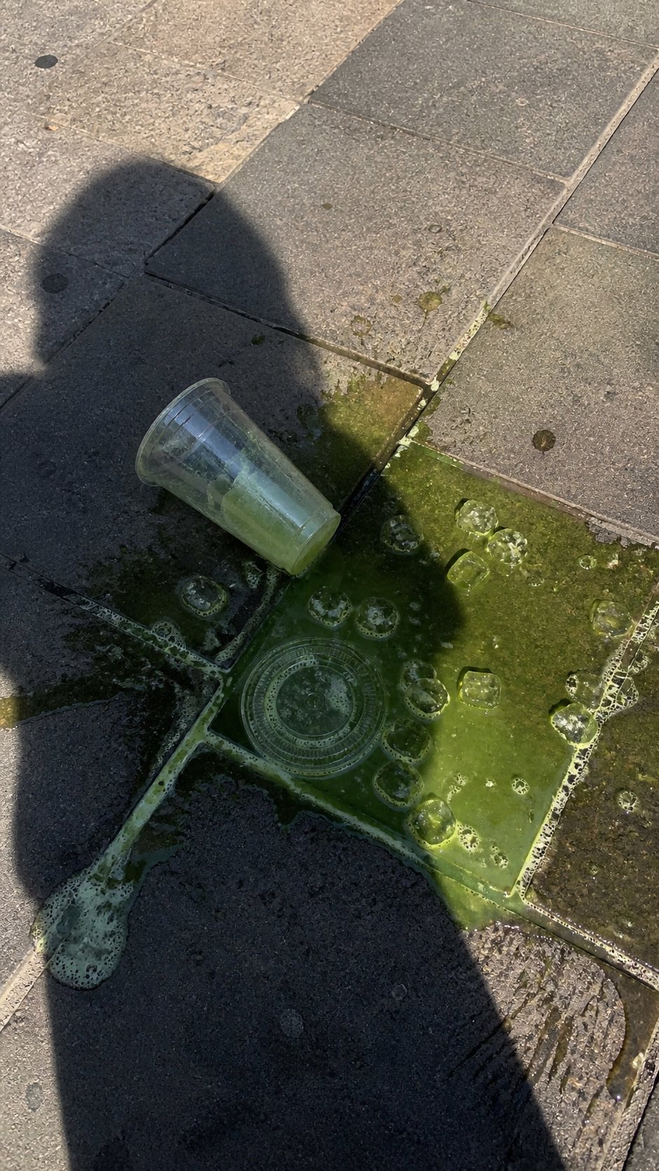 泼洒抹茶街头手机照片 - AI生成效果图