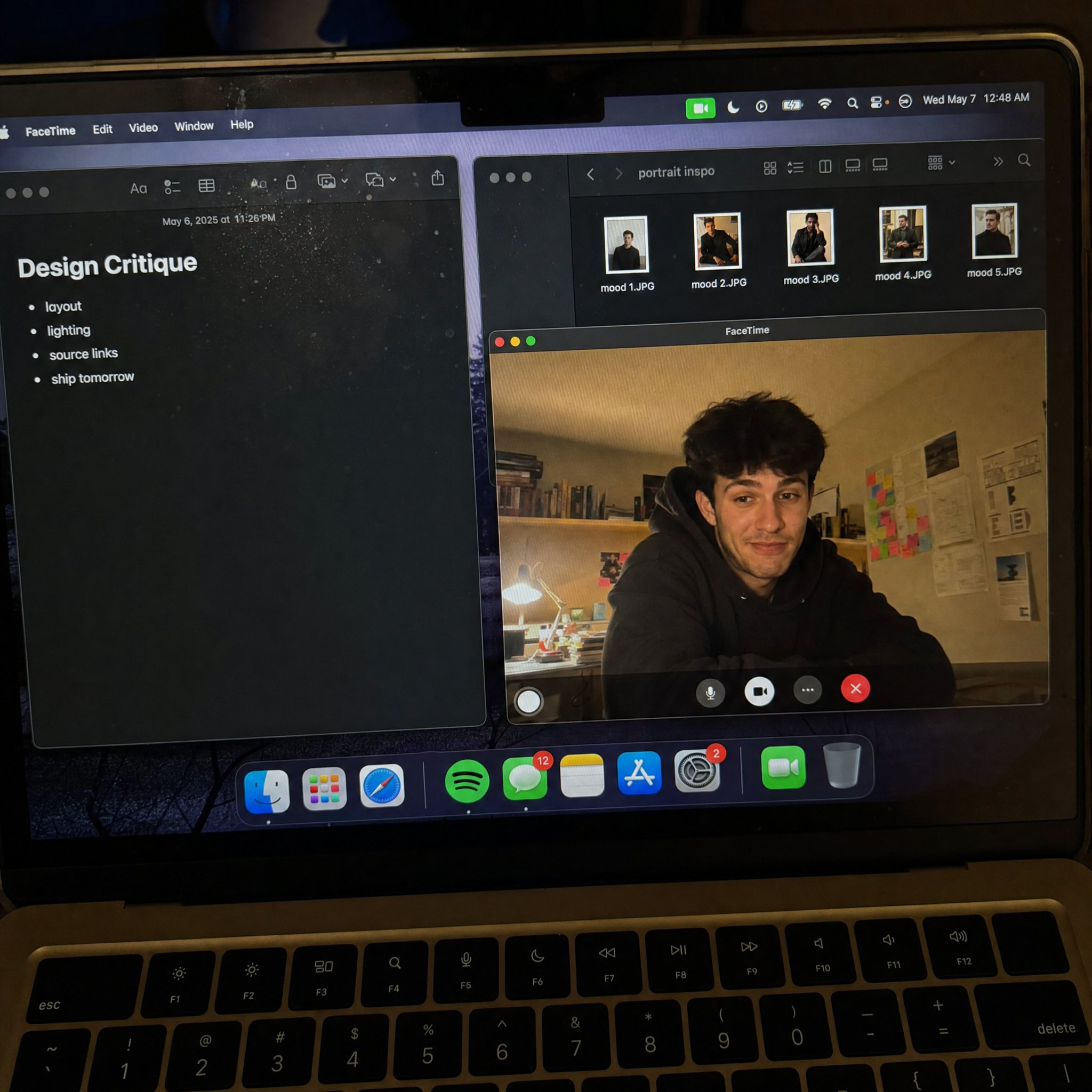 手机拍摄 FaceTime 工作屏幕 - AI生成效果图